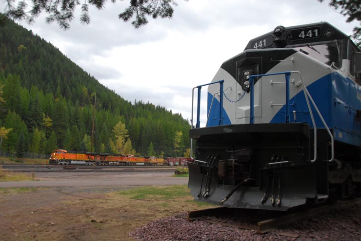 Eastbound BNSF train passing GN 441